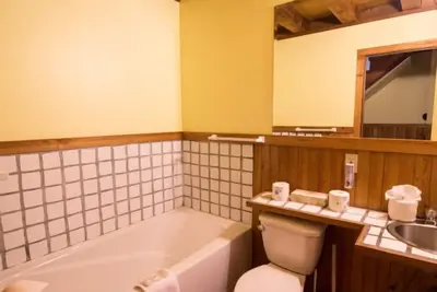 Image de 1 Bed A - Cozy 2 Story Cottage Walking Distance to Two Beaches