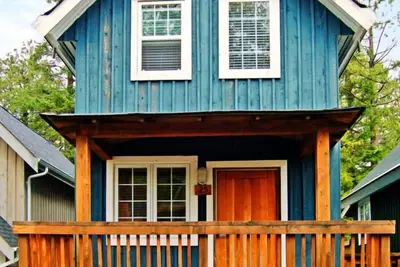 Image de 2 Bedroom B - Cozy Three Level Cottage with Seasonal Hot Tub and Forest View/Walking Distance to Beaches