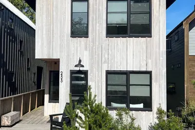 Image de 3 Bedroom A - Cozy Two Level Waterfront Cottage/Walking Distance to Beaches