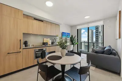Image de City Scape- Rooftop Pool & Downtown Living!