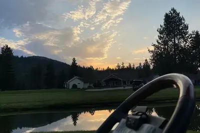 Image de Cozy Lake Golf Condo Romantic Escape + Girls getaway +Near Silverwood+Bunk Beds