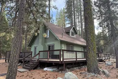Image de Family-Friendly Graeagle Cabin • Deck backs to Forest • Walk to Mill Pond