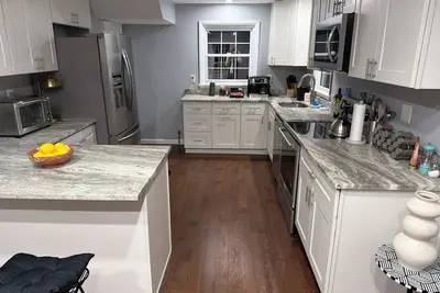 Image de Spacious 3-bedroom house one car garage  in beautiful Pittsburgh 7min from city.