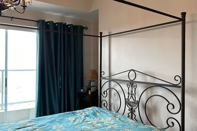 Image de Charming 2-Bedroom Penthouse, Steps to Dow's Lake & Little Italy's Best