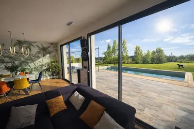 Image de Maison climatisé 4 chambres piscine chauffée, vue dégagée