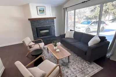Image de Great Location-Family Sized House with Yard!