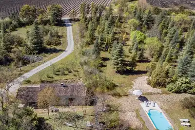 Image de Maison de vacances simple avec piscine privée.