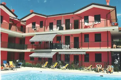 Image de Appartement moderne avec jardin et piscine