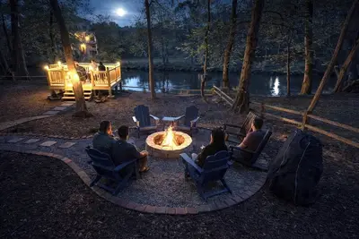 Image de Upscale Riverfront Cottage- Unplug, Unwind, and Let Your Spirit Fly