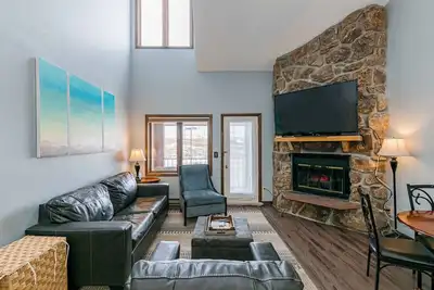 Image de The Escape - beautiful studio loft, private balcony with views