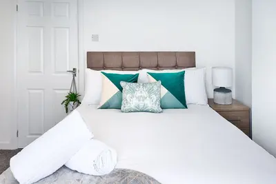 Image de 4-Bed Swansea City Home | Walk to Centre | Ideal for Groups