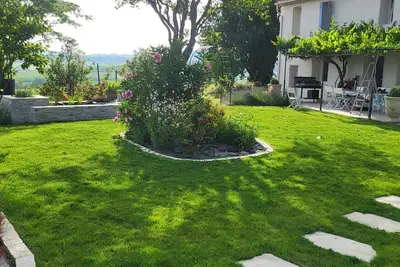 Image de Bâtisse au cœur du Luberon dans un domaine viticole avec piscine privé