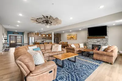 Image de 7 br lodge Trl Views Hot Tub  Game Room Near Sdc