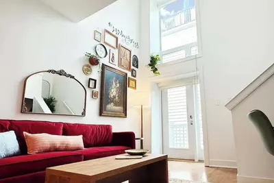 Image de 30 Ft Ceiling  | Church Loft | Balcony | King Bed