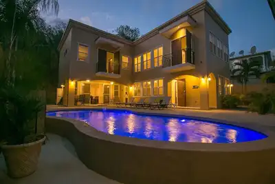 Image de Spacious Home Private Pool Walk to Beach WiFi