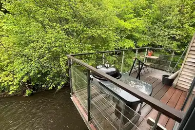 Image de Modern apartment, balcony over Grejs Å, 5 min to Vejle center, free parking