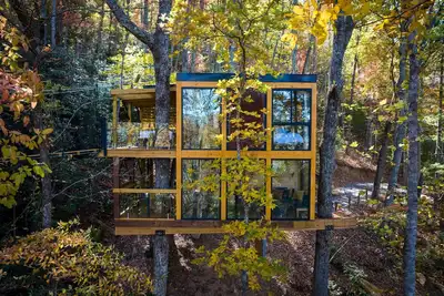 Image de Luxury Designer Treehouse with Hot Tub - The Cūbus