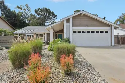 Image de South Oceanside Retreat 1. 3 miles to the Beach!