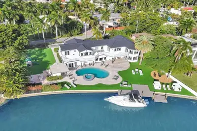 Image de Luxurious Lake front Villa 10br