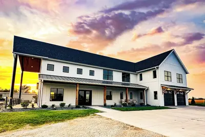 Image de Porches & Pines Barndominium - A Country Retreat Among the Christmas Trees