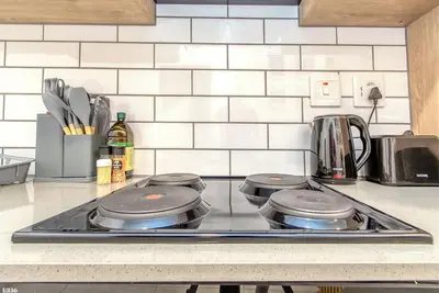 Image de Chic 2br in Illovo: Work, Play, Unwind