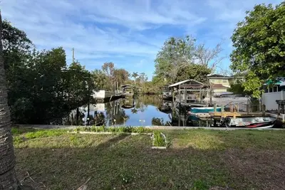 Image de Waterfront Canal Home • Sleeps 9 • Relaxing Coastal Escape