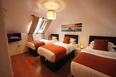 Image de Spacious 4-Bed Home | Sleeps 8 | Private parking