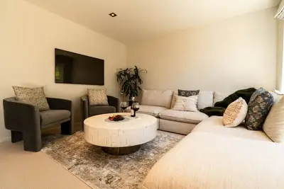 Image de Luxury Hagley Park Townhouse | Office Setup