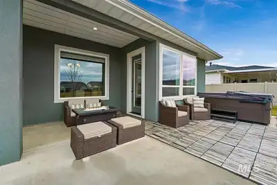 Image de Luxury Nampa Home with Hot Tub, Outdoor Kitchen, Gym, Office, & Pickleball Court