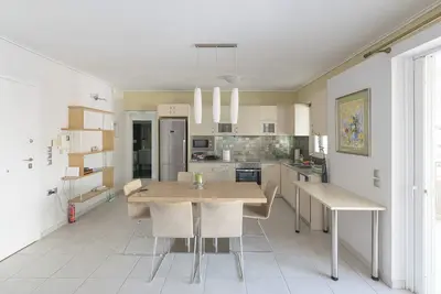 Image de Sunny high index Family 2 bedrms hole 2nd floor privacy apt  1800m  to Acropolis
