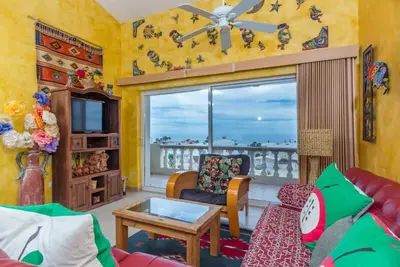 Image de Serene & Warm 3rd Level Condo - Corona del Mar 302