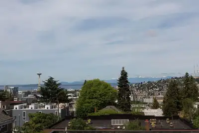 Image de Gaze Over Seattle from a Capitol Hill Penthouse Deck