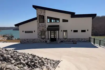 Image de Luxury Lakefront Retreat - 4 King Master Suites-Hot Tub + Views