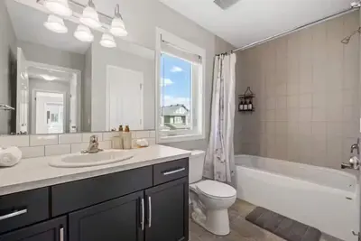 Image de Spacious 5-bedroom house in tranquil Calgary perfect for families