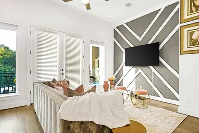 Image de Modern 3-Story Retreat Near Downtown Nightlife and Dining