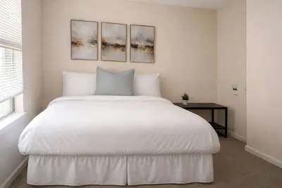 Image de Refined 2br Home | Work Friendly w/ Pool & Gym