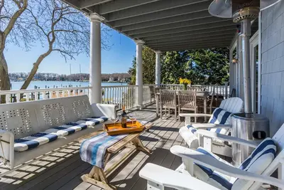 Image de This thoughtfully styled home overlooks the Bay and is perfect for your Annapolis escape.