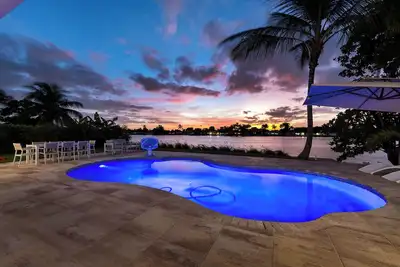 Image de Stunning Luxury Waterfront Oasis Amazing Location