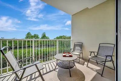 Image de Waterfront 2b Balcony Townhome & Beach Access!