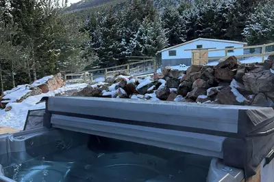 Image de Beautiful Mountain Top retreat with animals to find relaxation and adventure.