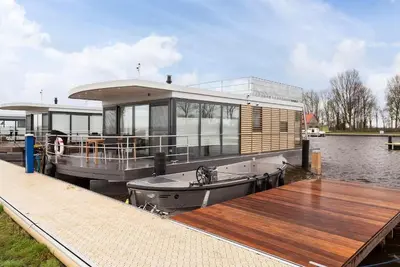 Image de Magnifique bateau à Offingawier avec vue sur le port
