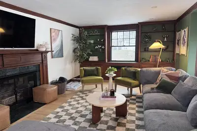 Image de Lux Colonial Home: Game Room, Home Theatre, Karaoke