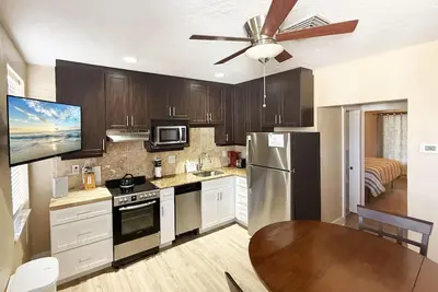 Image de Venice Villas 1br – King w/ Screened Porch