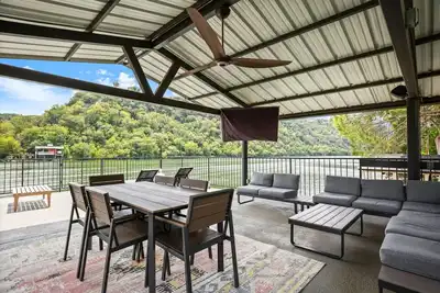 Image de Lake Austin Bungalow | Private Dock + Swim Off the Dock