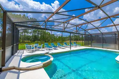 Stunning 5 bed Home with Private Pool Overlooking Conservation Area.