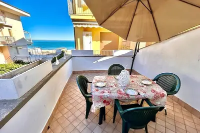 Image de Three-room seafront apartment with terrace, a/c and p. auto