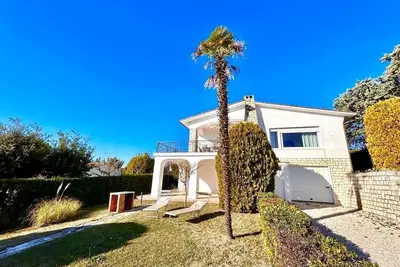 Image de Edith Villa For Rent In Numana Taunus -With garden and terrace overlooking the sea