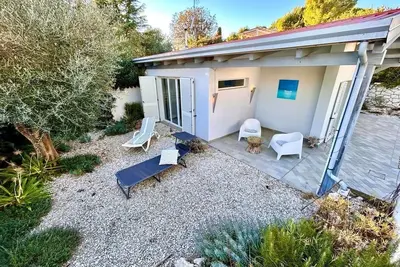 Image de Delightful cottage with garden and terrace overlooking the sea