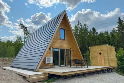 Image de Un chalet Frame entouré d'une forêt