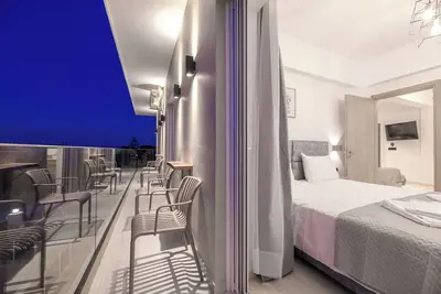 Image de Three - Bedroom Apartment (Upper Floor) - Athenia Apartments